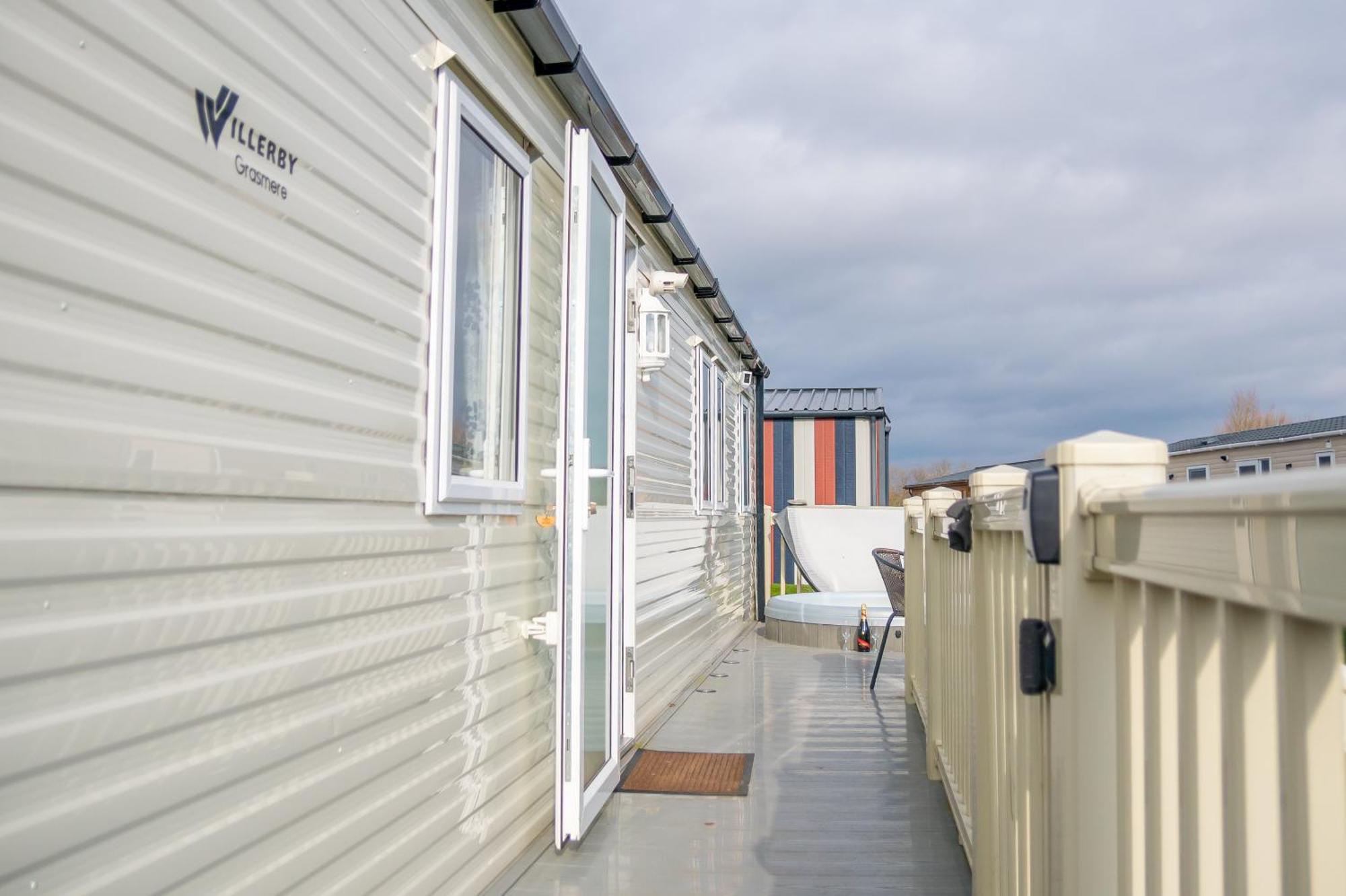 64 Lancaster The Lazy Willow 3 Bedroom Hot Tub Caravan Tattershall Lakes 外观 照片