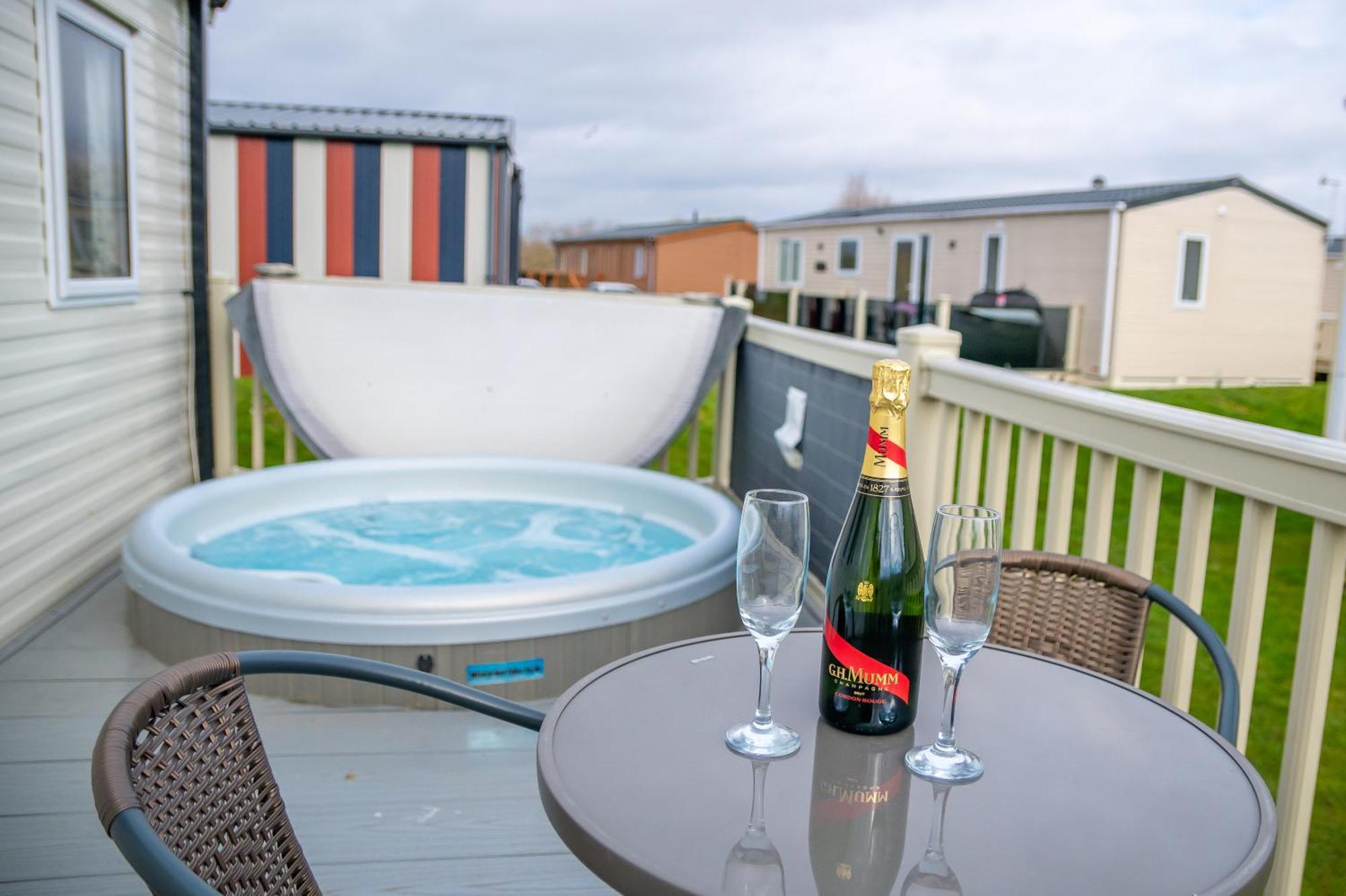 64 Lancaster The Lazy Willow 3 Bedroom Hot Tub Caravan Tattershall Lakes 外观 照片